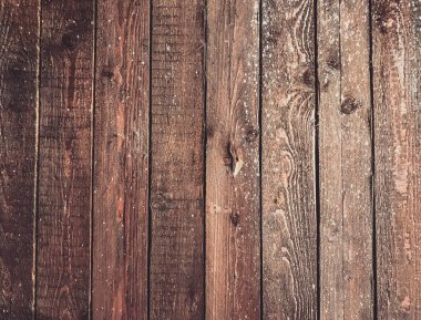 Birkaç boya lekesi olan ahşap bir arka plan. Arka plan kahverengidir ve doğal, kırsal bir havası vardır.