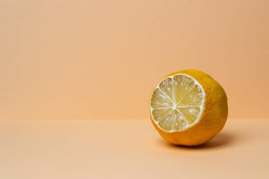 Bir limon ikiye bölünür ve masaya yerleştirilir. Çirkin sebzeler, yiyecek organik atık azaltma