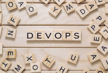 Devops geliştirme ve işlemlerin bir kombinasyonudur. Yazılım geliştirilmesi ve etkili bir şekilde konuşlandırılması için geliştirici ve operasyon ekiplerinin işbirliğini içeren bir süreçtir.