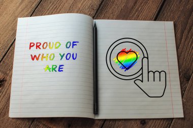 Gökkuşağı yürekli bir defter ve üzerinde kim olduğunla gurur duyan sözler.