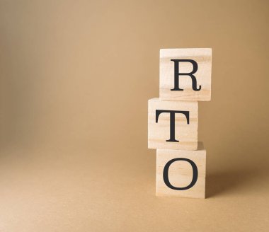 Üç ahşap blok üst üste istiflenmiş, RTO harflerini sergiliyorlar, iş devamlılığındaki iyileşme zamanı hedefini sembolize ediyorlar ya da bilişim felaketinin düzeltilmesini..