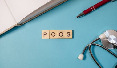 Üzerinde PCOS harfleri işlenmiş, nötr bir arka plana yerleştirilmiş, basit ve net bir şekilde polisistik yumurtalık sendromu konseptini temsil eden tahta bir blok..
