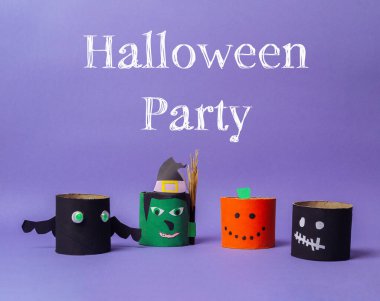 Cadılar Bayramı partisi, dört tane cadı ve balkabağı kesimi. Parti mor bir arka planda.