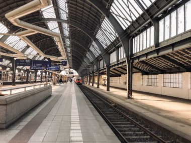 Karlsruhe, Almanya - 21 Mart 2022 - Raylı bir tren istasyonu. İstasyon boş ve görünen tek şey tren.