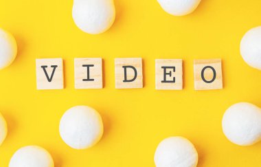 Sarı arkaplan, beyaz harflerle, tahta blok yazı tipiyle 