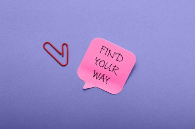 Kırmızı ataç pembe bir kağıt parçasında 