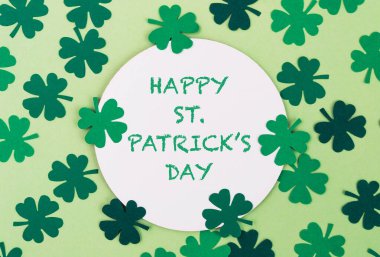 İçinde dört yeşil yonca olan yeşil ve beyaz daire. Çember Aziz Patrick Günü 'nü kutluyor.