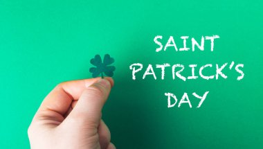 Bir yonca tutan el ve Aziz Patrick Günü sözleri. Kutlama ve şenlik kavramı