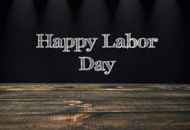 Siyah arkaplan ve beyaz harflerle 