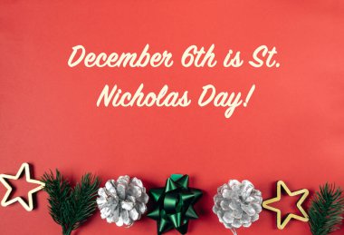 Kırmızı arka planda bir Noel ağacı ve yıldızlar. Metin 6 Aralık Aziz Niklas Günü diyor.