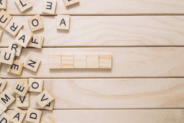 Tahta tahta tahta üzerinde bir sürü tahta harf var. Sıcaklık ve şefkat kavramı