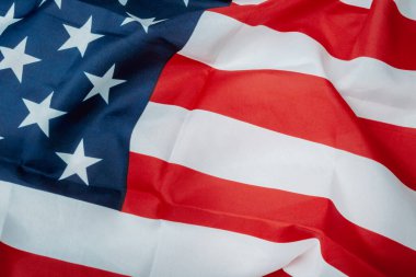 Yıldızlı kırmızı ve beyaz Amerikan bayrağı. Bayrak rüzgarda sallanıyor. Bayrak Amerika Birleşik Devletleri 'nin bir sembolüdür ve özgürlük ve vatanseverliği temsil eder.