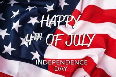 Kırmızı, beyaz ve mavi Amerikan bayrağının altında 