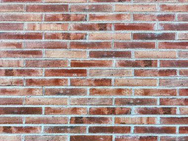 Beyaz kenarlı tuğla duvar. Duvar kırmızı tuğlalardan yapılmıştır ve beyaz bir sınırı vardır.