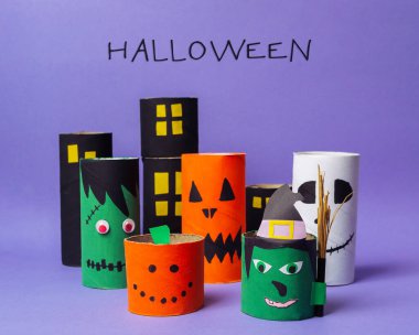 Cadılar Bayramı bu görüntünün teması, Cadılar Bayramı karakterlerinin bir grup kağıt kesiminin yer aldığı. Karakterler art arda dizildi, bazıları cadı, hayalet ve canavardı.