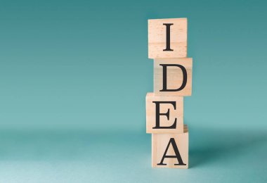 Üstünde IDEA harfleri olan bir yığın tahta blok. Yaratıcılık kavramı
