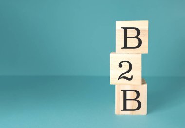 B2B harfleriyle üst üste dizilmiş üç tahta blok.