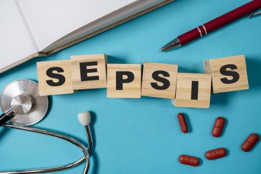 Tahta bloklar mavi arka planda sepsis kelimesini heceliyor. Sepsis, acil bakım gerektiren ciddi bir tıbbi durum olduğu için, acil ve önemli bir kavram.