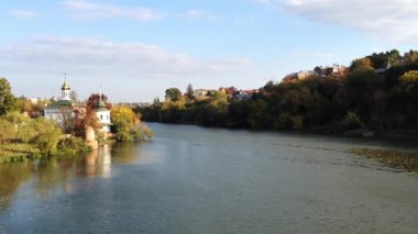 Nehrin diğer tarafında bir kasaba var. Su sakin ve gökyüzü berrak.
