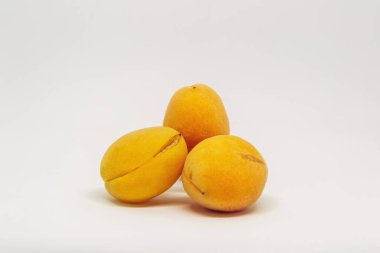 Üç portakal üst üste yığılır. Portakallar olgunlaştı ve yenmeye hazır. Zenginlik ve tazelik kavramı