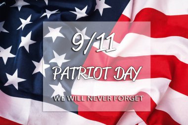 Vatanseverlik bayrağının altında Vatanseverlik Günü yazıyor. Bayrak kırmızı, beyaz, mavi ve yıldızlı.