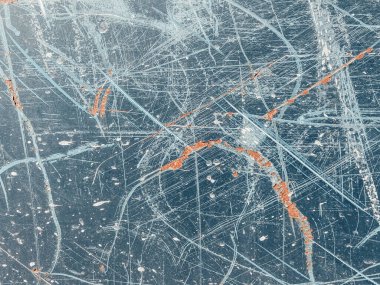 Mavi ve beyaz arka plan, beyaz çizgiler ve kırmızı lekeler. Resmin ana odak noktası mavi ve beyaz arkaplan