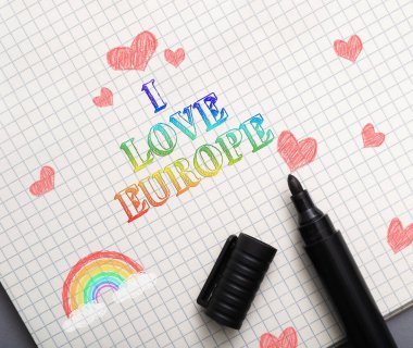 Avrupa 'yı Seviyorum ifadesi, LGBT gökkuşağının yanındaki bir deftere, Avrupa kültürleri arasında kapsayıcılık, çeşitlilik ve LGBTQ toleransını temsil eden bir dizüstü bilgisayardır..