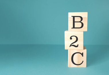 Üç tahta blok üst üste istiflenmiş. B, C ve 2 harfleri var.