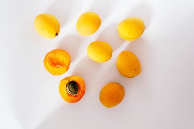 Bir sürü sarı şeftaliyi içlerinden biri kesilerek açılır. Şeftaliler daire şeklinde dizilmiş, bazıları birbiriyle örtüşüyor. Zenginlik ve tazelik kavramı