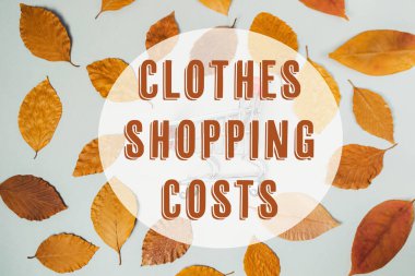 Giysi alışverişi kelimesinin beyaz harflerle yazıldığı yapraklı bir arka plan. Arkaplan turuncu ve kahverengi.