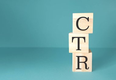 Bloklar, CTR kelimesini yaratıcı ve sanatsal bir şekilde heceleyecek şekilde düzenlenmiş.