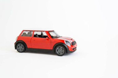 Vinnytsia, Ukrayna - 4 Aralık 2020 - Kırmızı mini araba beyaz arka planda park edilmiştir. Araba bir oyuncak ve hareket etmiyor.