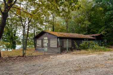 Rastatt, Almanya - 23 Temmuz 2023 - Önünde kapısı olan küçük bir ev. Kapı açık ve ev boş.
