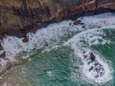Madeira 'daki Sao Lourenco yarımadası hava aracı görüntüsünden. Ponta de So Loureno. Mavi okyanus dalgalı volkanik kayalar ve drone manzaralı bulutlar..
