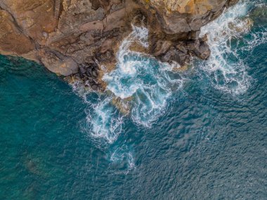 Madeira 'daki Sao Lourenco yarımadası hava aracı görüntüsünden. Ponta de So Loureno. Mavi okyanus dalgalı volkanik kayalar ve drone manzaralı bulutlar..