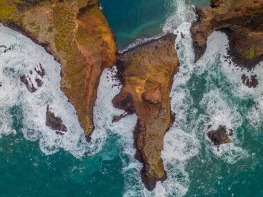Madeira 'daki Sao Lourenco yarımadası hava aracı görüntüsünden. Ponta de So Loureno. Mavi okyanus dalgalı volkanik kayalar ve drone manzaralı bulutlar..