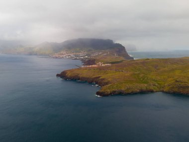 Madeira 'daki Sao Lourenco yarımadası hava aracı görüntüsünden. Ponta de So Loureno. Mavi okyanus dalgalı volkanik kayalar ve drone manzaralı bulutlar..