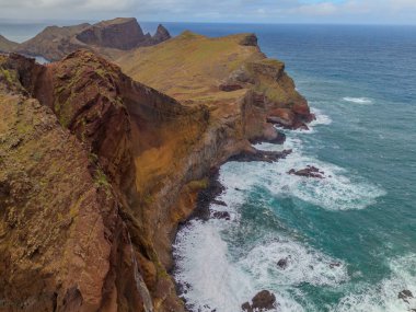 Madeira 'daki Sao Lourenco yarımadası hava aracı görüntüsünden. Ponta de So Loureno. Mavi okyanus dalgalı volkanik kayalar ve drone manzaralı bulutlar..