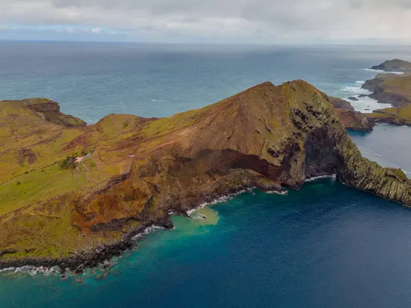 Madeira 'daki Sao Lourenco yarımadası hava aracı görüntüsünden. Ponta de So Loureno. Mavi okyanus dalgalı volkanik kayalar ve drone manzaralı bulutlar..