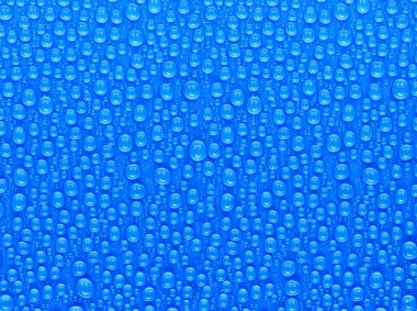 Mavi bir yüzeye birçok su damlası düşer. Her damlasına gülen bir yüz yansıtılır.