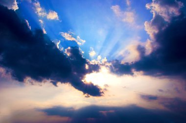 Güneş bulutların ve güneş ışınlarının ardında