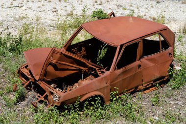 Yol kenarında, Fransa 'da bir yerde küçük paslı bir araba.