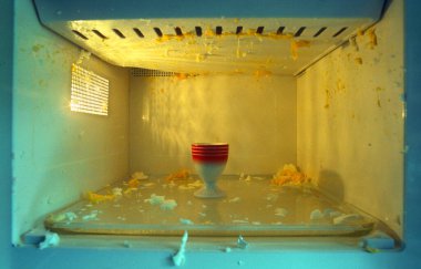 Bir mikrodalganın içi aydınlandı ve bir yumurta patladı.