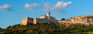Panoramik kasaba manzarası, Assisi şehri Basilica San Francesco, Saint Francis, gün batımında Assisi, Umbria, İtalya