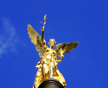 Altın Friedensengel, barış meleği, Prinzregentenstrasse 'de, mavi gökyüzüne karşı, Münih, Bavyera, Almanya, Avrupa