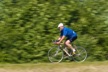 Goeppingen, Baden-Wuerttemberg, Almanya, Haziran 2003, babam bir yol bisikleti sürüyor.