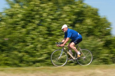 Goeppingen, Baden-Wuerttemberg, Almanya, Haziran 2003, babam bir yol bisikleti sürüyor.