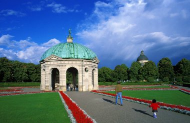 Münih, Bavyera, Almanya; 2 Temmuz 2007, Hofgarten ve azalan bir fırtına