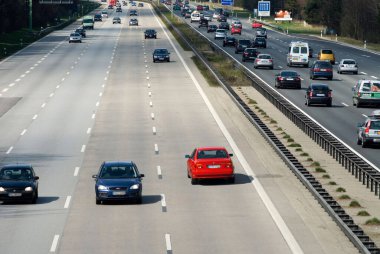 Münih, Bavyera, Almanya, 18 Mart 2007, Münih 'in doğusunda bir hayalet sürücü olarak kırmızı bir BMW 5, bilgisayar üretildi.