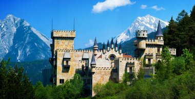 Seefeld, Tyrol, Avusturya, 10 Mayıs 2008, Arkasında Karwendel dağı aralığı olan Sihirli Kale